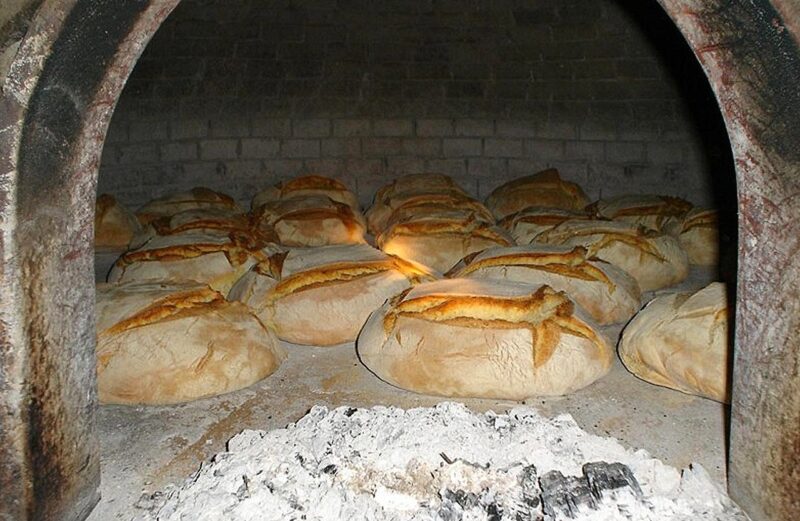 Pane di grano casereccio calabrese cotto nel forno a legna
